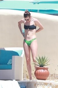 Adam-Levine-Behati-Prinsloo-Mexico-April-2019 (2).jpg