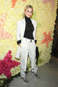 Caroline+Daur+Schiaparelli+Front+Row+Paris+vjL7zmEbY-Nl.jpg