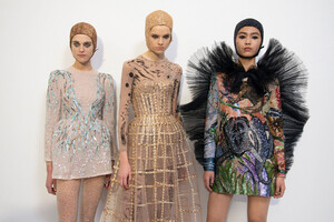 781211981_dior-hc-bks-v-rs19-7594(1).thumb.jpg.802776b07016db5c50ca289df0af5320.jpg