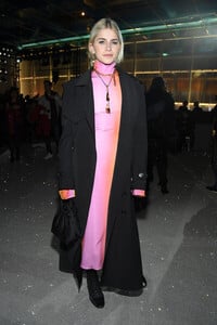 Caroline+Daur+Giambattista+Valli+Front+Row+KhmYEh5SJB4l.jpg