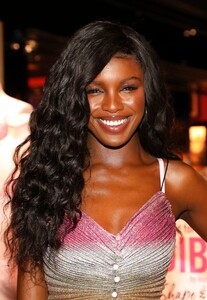 [72eebafd4d9843ba9009fbf9d4b3d9f0] FL - New Vitoria's Secret Angel Leomie Anderson makes a special appearance at Victoria's Secret store at Aventura Mall..jpg