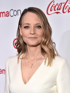 Jodie+Foster+CinemaCon+2018+CinemaCon+Screen+de5_vCNYiLzl.jpg