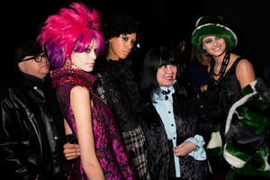 882427515_anna-sui-bks-g-rf19-8376(1).thumb.jpg.3a7889734d859516e6c8893f6fe64364.jpg