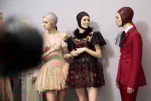 893775681_dior-hc-bks-m-rs19-0929(1).thumb.jpg.c6f338e79d13d3a2de0100ee912858a9.jpg