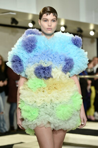 901747096_TomoKoizumiRunwayFebruary2019NewYorkVa-qj6AIv4Cx.thumb.jpg.07bece609550851003cac09b6ba6bc4a.jpg