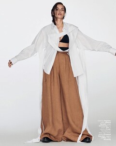 Irina-Shayk-Vogue-Brazil-Cover-Photoshoot09.thumb.jpg.78fc5c730497d7d162654ff288aa652e.jpg