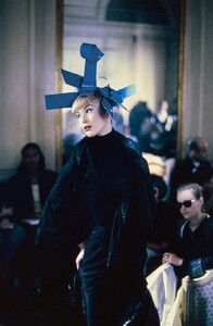 JOHN-GALLIANO-FALL-1994-RTW-09.jpg