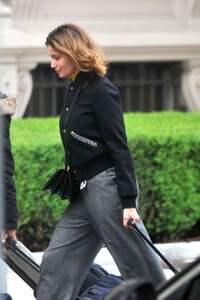 Laetitia-Casta_-Out-and-about-in-Milan-04.thumb.jpg.aca1ad4c99f5a9b672ce4cceaf8413eb.jpg