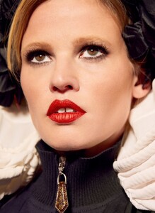 Lara-Stone03.jpg