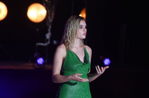 Sarah.4.thumb.jpg.960411926167618eabddf0a5c730c643.jpg