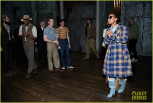 alicia-keys-and-brie-larson-check-out-to-kill-a-mockingbird-on-broadway-01.thumb.jpg.bd96c3ff813a8270a57fb1b9b9e568ab.jpg