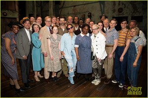 alicia-keys-and-brie-larson-check-out-to-kill-a-mockingbird-on-broadway-05.thumb.jpg.5cbe6bf488ee27c7d2bc21a62d476c80.jpg