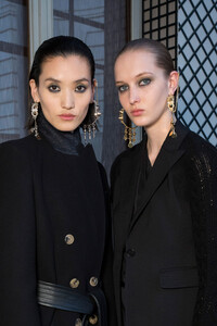 altuzarra-bks-g-rf19-0018.thumb.jpg.8de919aa5d3bd5c4b721d0a2808520e7.jpg