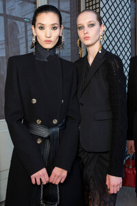 altuzarra-bks-g-rf19-0021.thumb.jpg.fe0e02850dce3d458cc8898da3b76b25.jpg