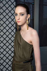 altuzarra-bks-g-rf19-0032.thumb.jpg.63224f4685281dc5a36823c75d7b3c2b.jpg