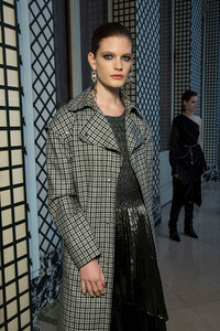 altuzarra-bks-g-rf19-9609.thumb.jpg.9e8bc09f583bdd9a77f79e9f9e60b820.jpg