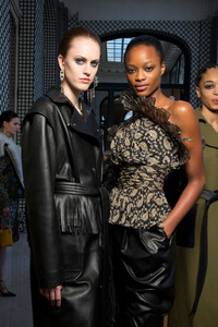 altuzarra-bks-g-rf19-9837.thumb.jpg.15b509408e42616a932290386975c1ac.jpg