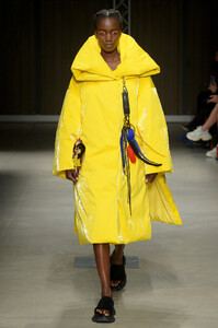 angel-chen-rtw-fall-2019-milan-fashion-week-mfw-008.thumb.jpg.32ad8f004e6aff46f954d7c265b1322b.jpg