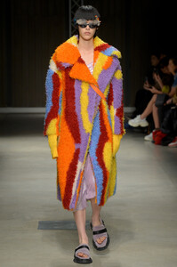 angel-chen-rtw-fall-2019-milan-fashion-week-mfw-011.thumb.jpg.8fd624f826ff1d0f9b05bb7967a617fd.jpg