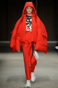 angel-chen-rtw-fall-2019-milan-fashion-week-mfw-017.thumb.jpg.01a32fbc3a9837726194a8018a292bd0.jpg