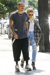 ashlee-simpson-and-evan-ross-out-in-la-04-02-2019-1.jpg