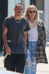 ashlee-simpson-and-evan-ross-out-in-la-04-02-2019-3.jpg