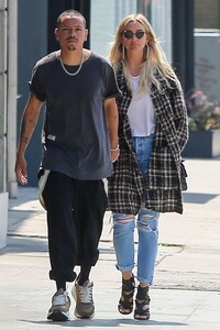 ashlee-simpson-and-evan-ross-out-in-la-04-02-2019-4.jpg