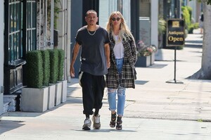 ashlee-simpson-and-evan-ross-out-in-la-04-02-2019-5.jpg