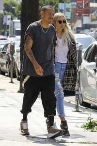 ashlee-simpson-and-evan-ross-out-in-la-04-02-2019-6.jpg