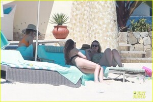 behati-prinsloo-beach-in-mexico-07.jpg