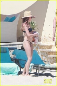 behati-prinsloo-beach-in-mexico-09.jpg