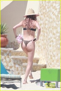 behati-prinsloo-beach-in-mexico-10.jpg