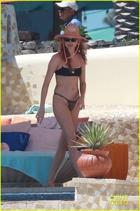 behati-prinsloo-beach-in-mexico-16.jpg