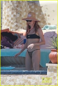 behati-prinsloo-beach-in-mexico-25.jpg