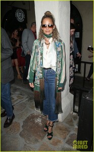 busy-philipps-nicole-richie-more-support-nia-vardalos-at-tiny-beautiful-things-opening-night-16.jpg