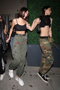 charlotte-lawrence-and-bianca-finch-at-delilah-s-in-los-angeles-04-05-2019-6.jpg