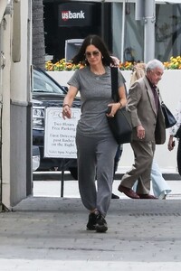 courteney-cox-out-in-beverly-hills-04-11-2019-4.jpg