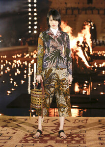 dior-cruise-2020-the-impression-look-008.thumb.jpg.9fcd24c331f75a3b396934aab97bc267.jpg