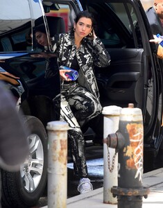 dua-lipa-heads-to-the-museum-in-new-york-04-27-2019-2.jpg