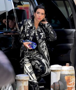 dua-lipa-heads-to-the-museum-in-new-york-04-27-2019-3.jpg