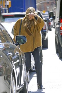 elizabeth-olsen-out-in-new-york-city-04-04-2019-3.jpg