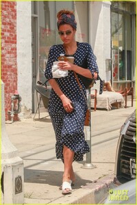 eva-mendes-gets-help-from-stranges-after-dropping-drink-01.jpg