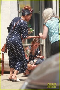 eva-mendes-gets-help-from-stranges-after-dropping-drink-03.jpg