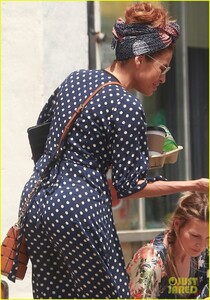 eva-mendes-gets-help-from-stranges-after-dropping-drink-06.jpg