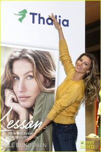 gisele-bundchen-launches-book-lessons-in-germany-05.thumb.jpg.a704d21076ab18d5440ebffbf50bc33d.jpg