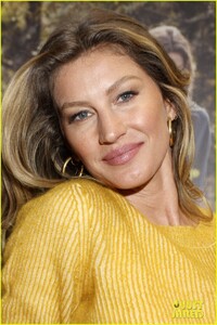 gisele-bundchen-launches-book-lessons-in-germany-07.thumb.jpg.8b033afa81f6fe291a5b06e3d43b9e12.jpg