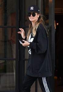 heidi-klum-in-an-oversized-sweatshirt-and-a-baseball-cap-04-02-2019-0.jpg