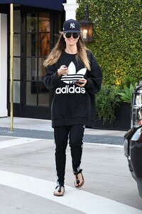 heidi-klum-in-an-oversized-sweatshirt-and-a-baseball-cap-04-02-2019-2.jpg