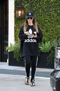 heidi-klum-in-an-oversized-sweatshirt-and-a-baseball-cap-04-02-2019-3.jpg