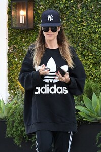 heidi-klum-in-an-oversized-sweatshirt-and-a-baseball-cap-04-02-2019-4.jpg